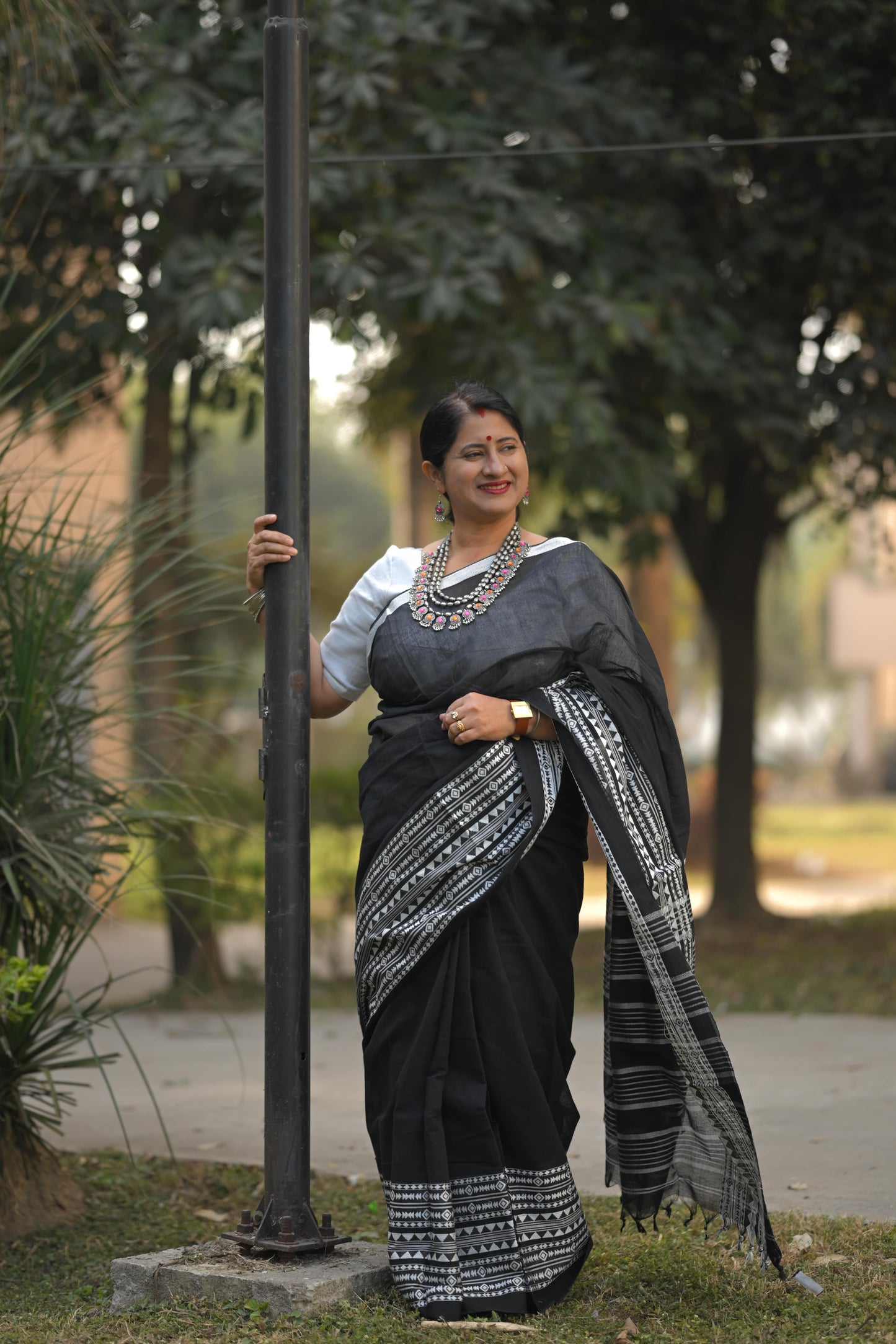 SOUNDARIYA - Cotton Handloom in Black and White Saree
