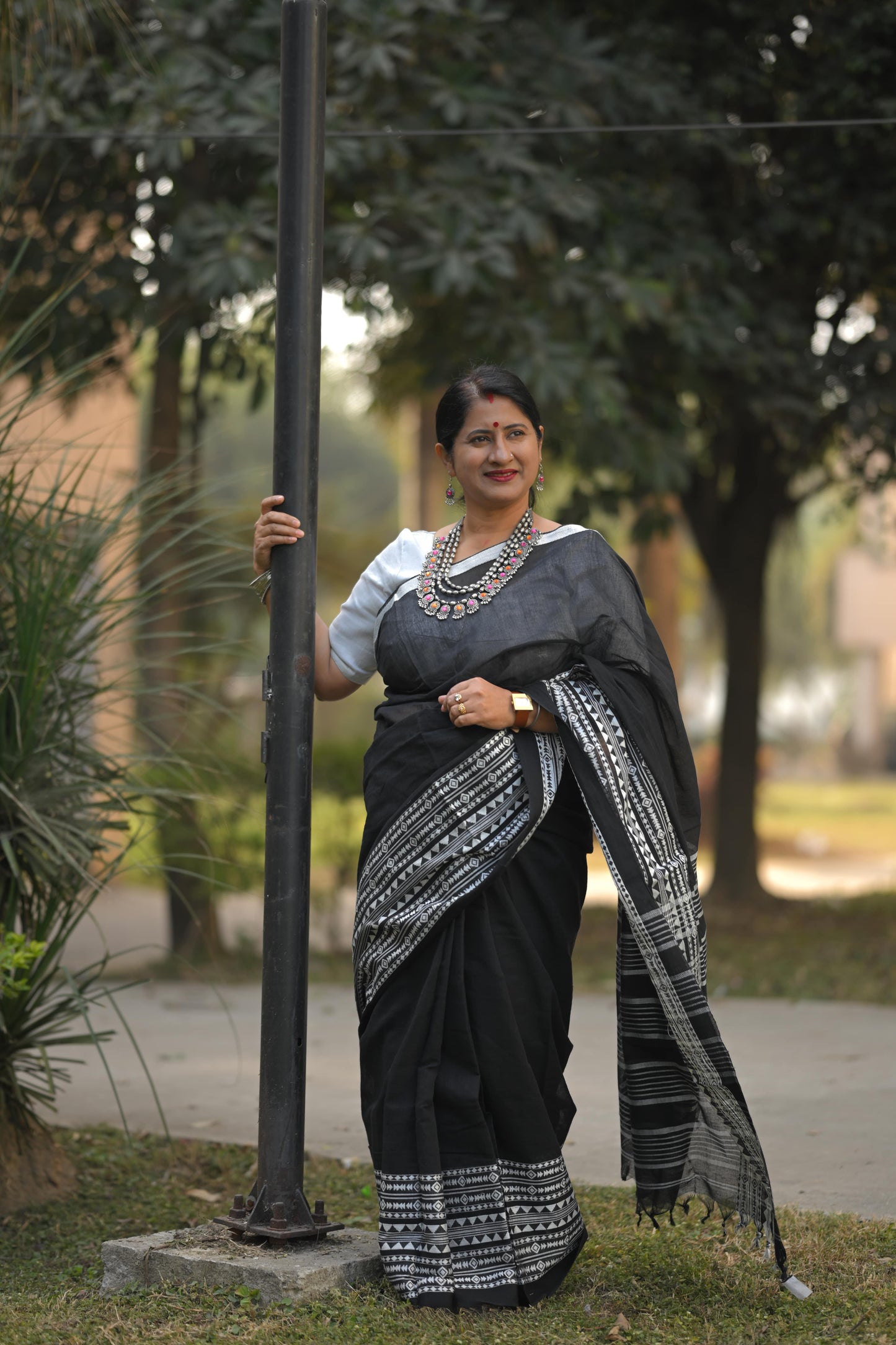 SOUNDARIYA - Cotton Handloom in Black and White Saree