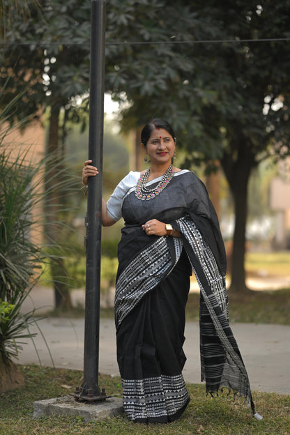 SOUNDARIYA - Cotton Handloom in Black and White Saree