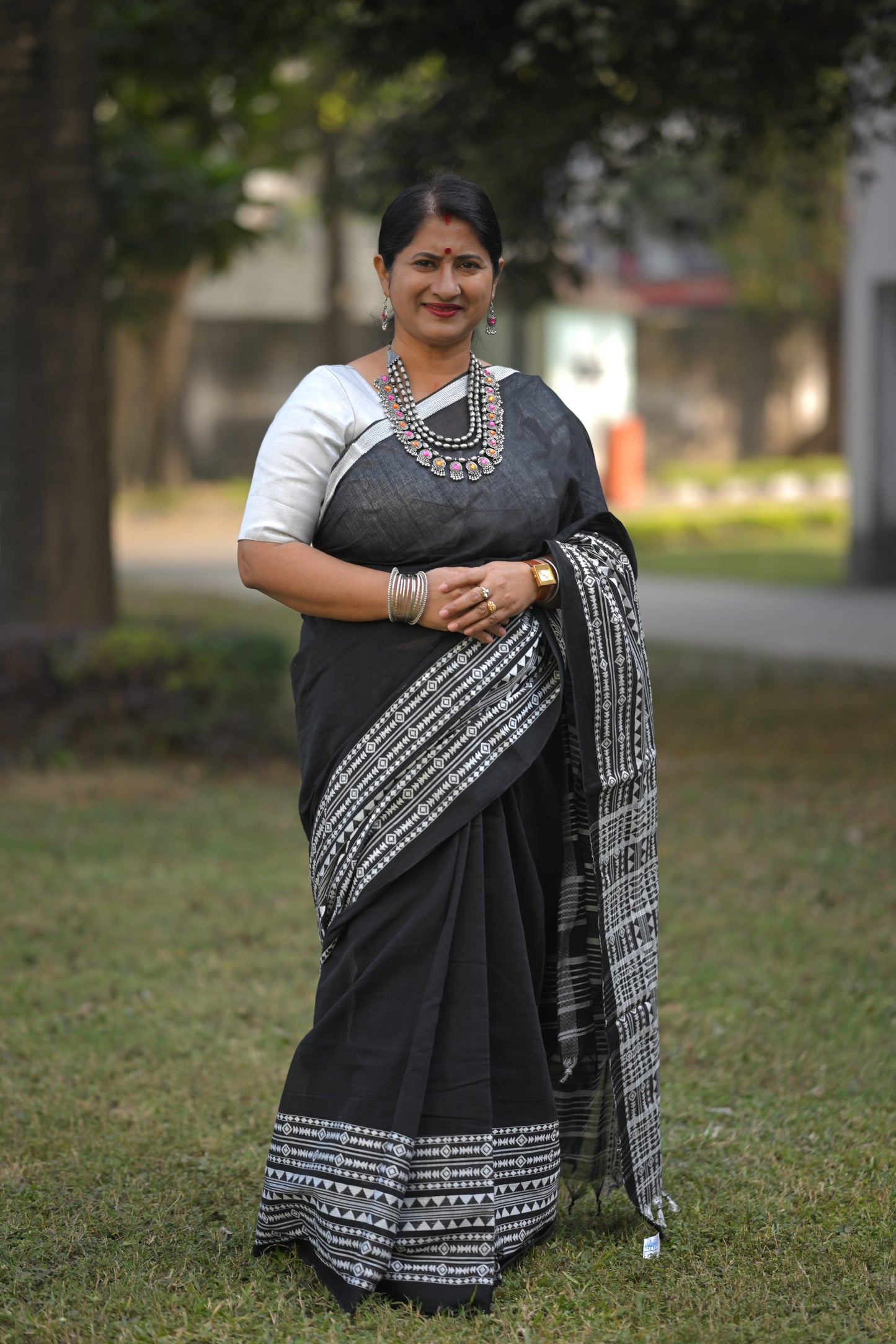 SOUNDARIYA - Cotton Handloom in Black and White Saree