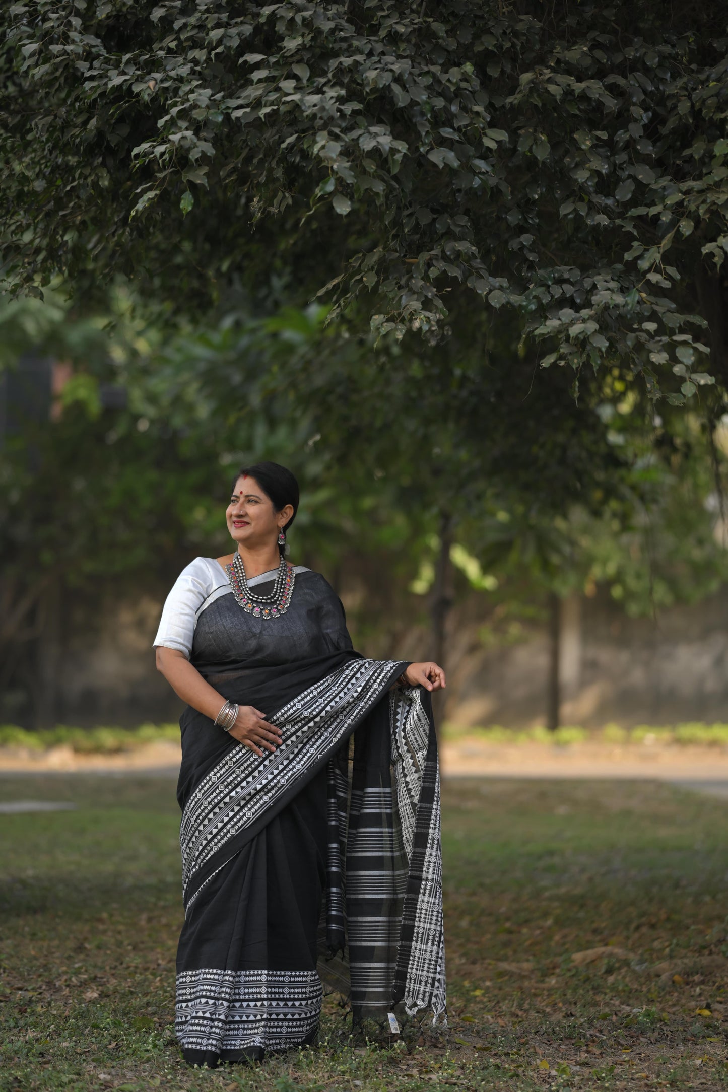SOUNDARIYA - Cotton Handloom in Black and White Saree