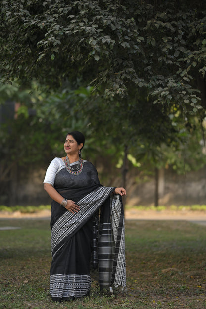 SOUNDARIYA - Cotton Handloom in Black and White Saree